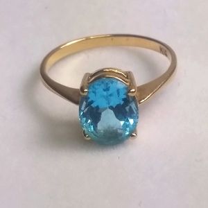 Vintage 14KT Solid Gold Brilliant Blue Topaz Solitaire Ring
